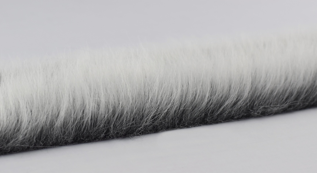 Kožušinový lem, čierny základ prechádza do bielej (sivá), vlas 60 mm