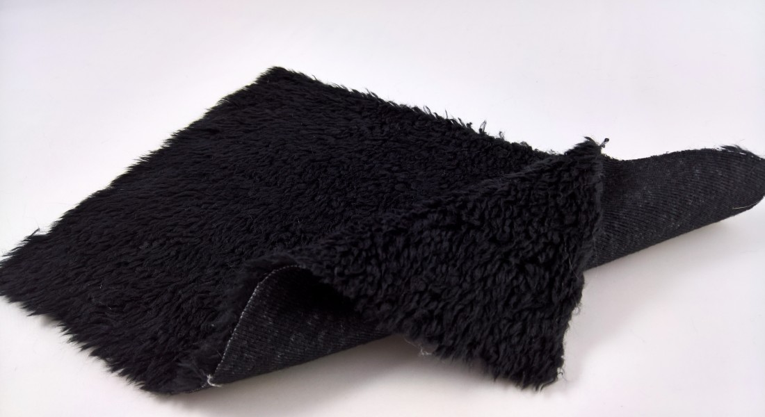 Leskymo baránok, čierny, šírka 150cm (metráž)