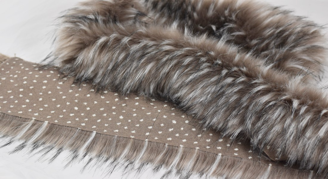 Umelá odevná kožušina melír hnedej a bielej strapce,európsky výrobca, šírka 150 cm