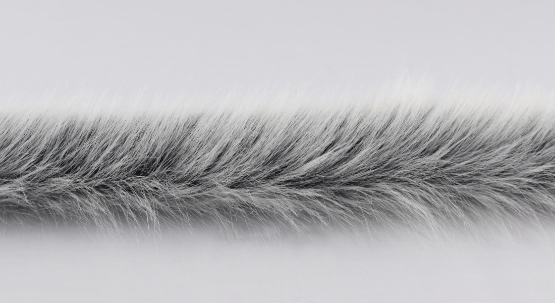 Kožušinový lem, čierny základ prechádza do bielej (sivá), vlas 60 mm