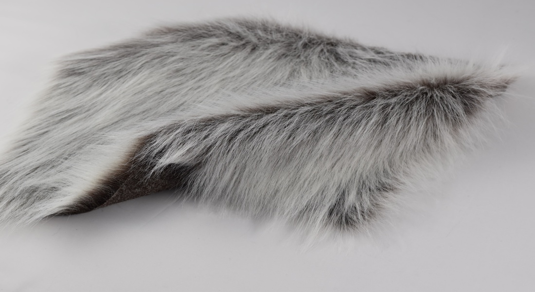 Umelá kožušina hnedý základ s bielou