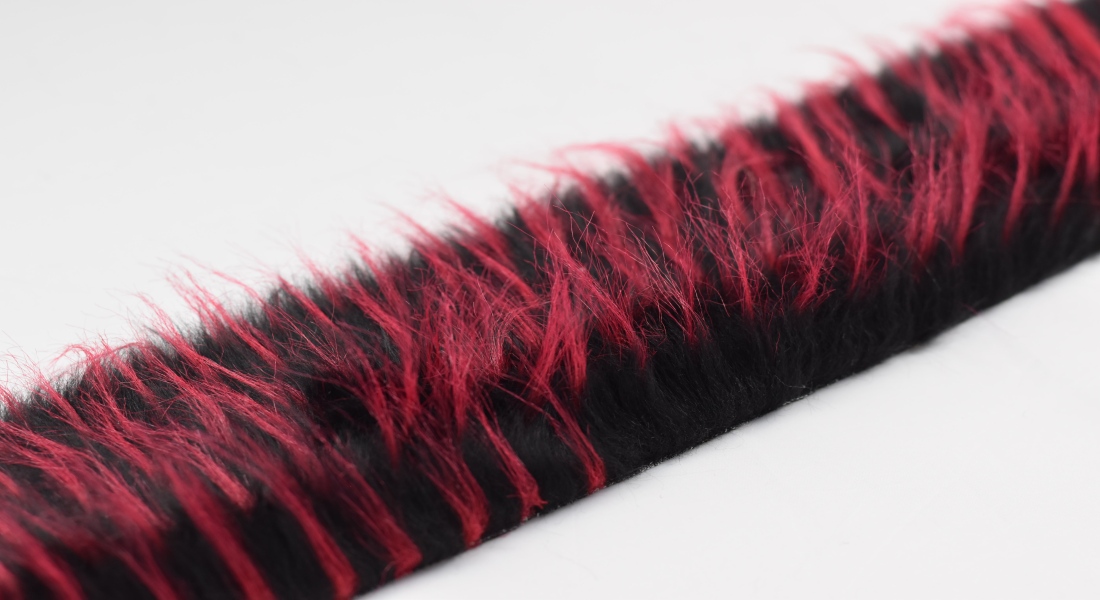 Kožušinový lem, strapcami - sýto červená s čiernou, vlas 60 mm